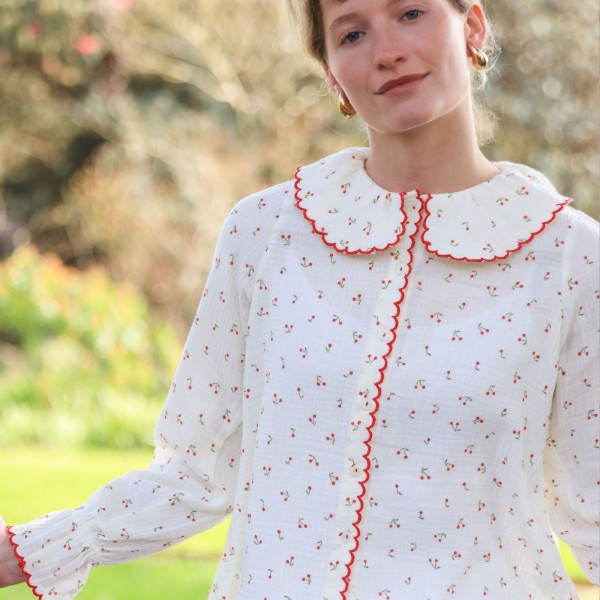 De Beauvoir Blouse Cherry Cheesecloth with Red Apple Embroidery De Beauvoir Blouse Cherry Cheesecloth with Red Apple Embroidery
